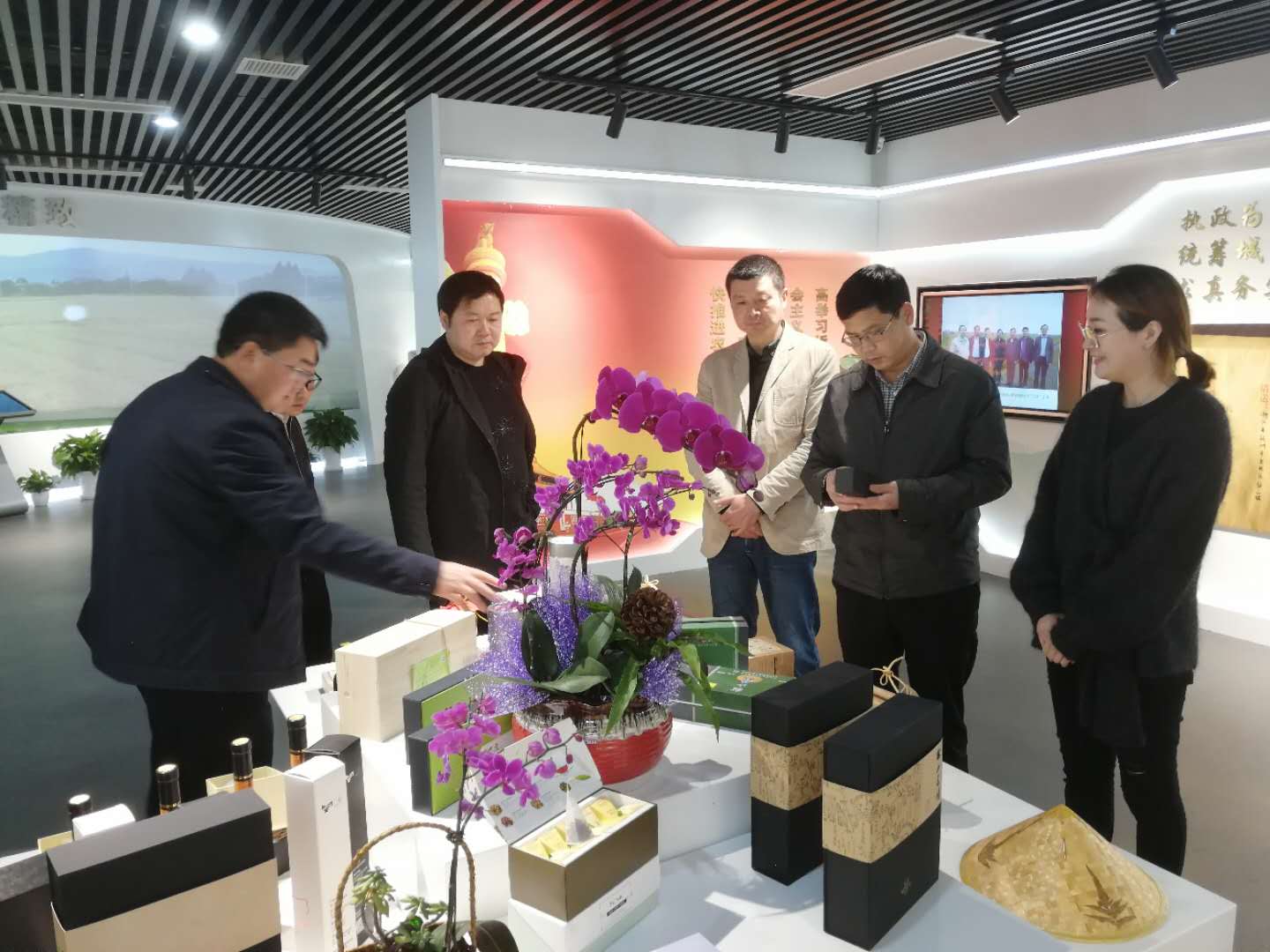 普安县委书记农文海一行考察MK SPORTS特种茶中心